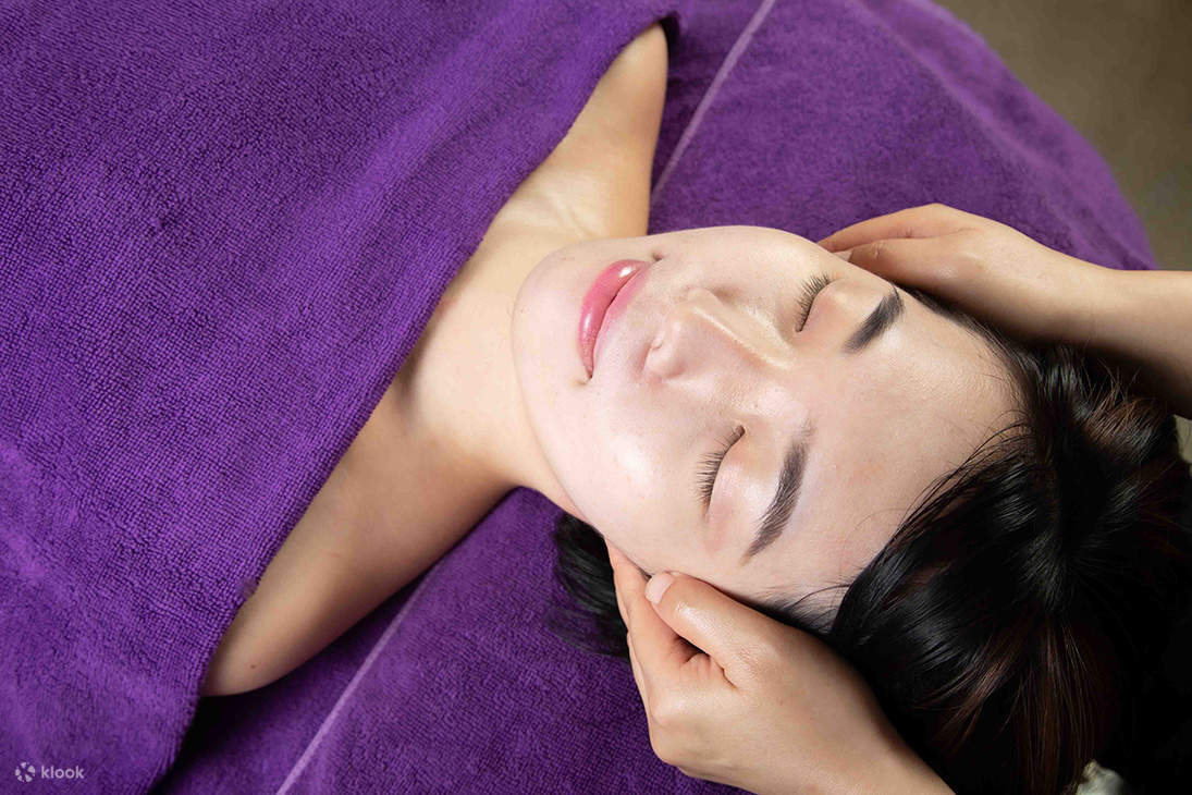 Aceites esenciales de alta calidad para un alivio máximo del estrés 5 - Acupuntos profundos en la cabeza liberan y descomprimen: La cabeza es el primer punto del cuerpo, con nueve meridianos que la atraviesan. Las capas profundas de la cabeza alivian el e